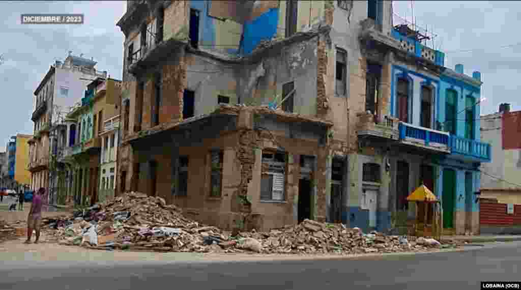 El mal estado constructivo de muchas edificaciones, tras años sin recibir mantenimiento, hace que muchas de ellas colapsen. Foto publicada en redes sociales de un derrumbe ocurrido en diciembre de 2023 en La Habana.&nbsp;