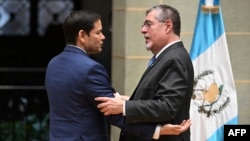 El secretario de Estado de EEUU, Marco Rubio, ofreció una conferencia de prensa conjunta con el presidente guatemalteco en el Palacio Nacional en la Ciudad de Guatemala, este 5 de febrero. (Johan Ordoñez/AFP)