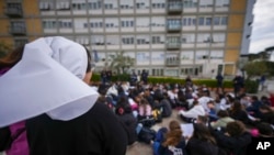 Feligreses rezan por el papa Francisco frente al hospital Agostino Gemelli, en Roma, este domingo, 9 de marzo de 2025. (AP/Andrew Medichini)