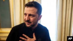 El presidente de Ucrania, Volodymyr Zelenskyy, durante una conferencia de prensa en Kyiv, el 26 de febrero. (AP/Evgeniy Maloletka)