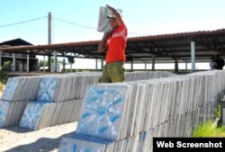 Un militar carga losas en un sitio de construcción en La Habana. (Archivo)