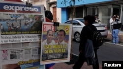 Un periódico local muestra los resultados preliminares de las elecciones presidenciales, en Quito, Ecuador, el 10 de febrero de 2025. Reuters/Karen Toro