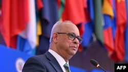 El nuevo secretario general de la OEA, Albert Ramdin, se dirige a la Asamblea General de la organización tras ser electo este lunes, en Washington, DC. (Roberto Schmidt/AFP)