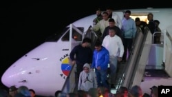 Los migrantes venezolanos deportados de Estados Unidos llegan al Aeropuerto Internacional Simón Bolívar en Maiquetía, Venezuela, el lunes 10 de febrero de 2025. (Foto AP/Ariana Cubillos)